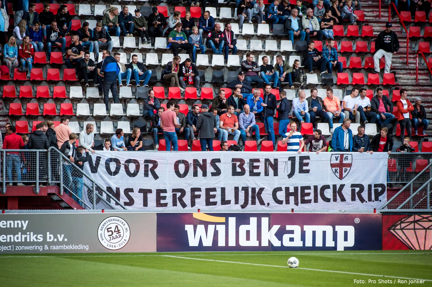 Supporters en spelers eren overleden Tioté: "Voor ons ben je onsterfelijk"
