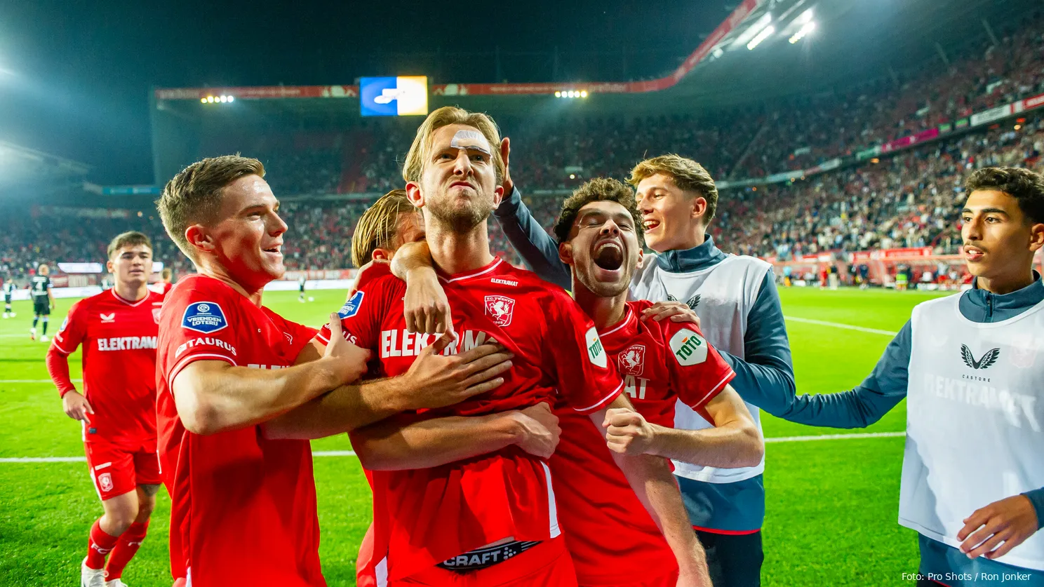 michel vlap daan rots mitchell van bergen juichen fc twente sc heerenveen 2023 2024