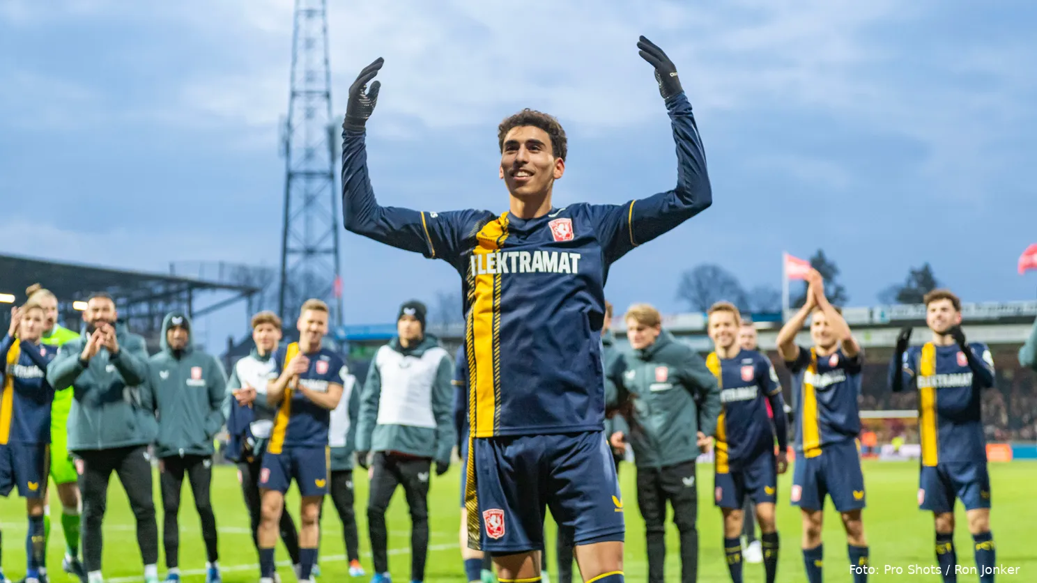 younes taha juicht voor supporters uitvak voor spelersgroep na go ahead eagles fc twente 2023 2024