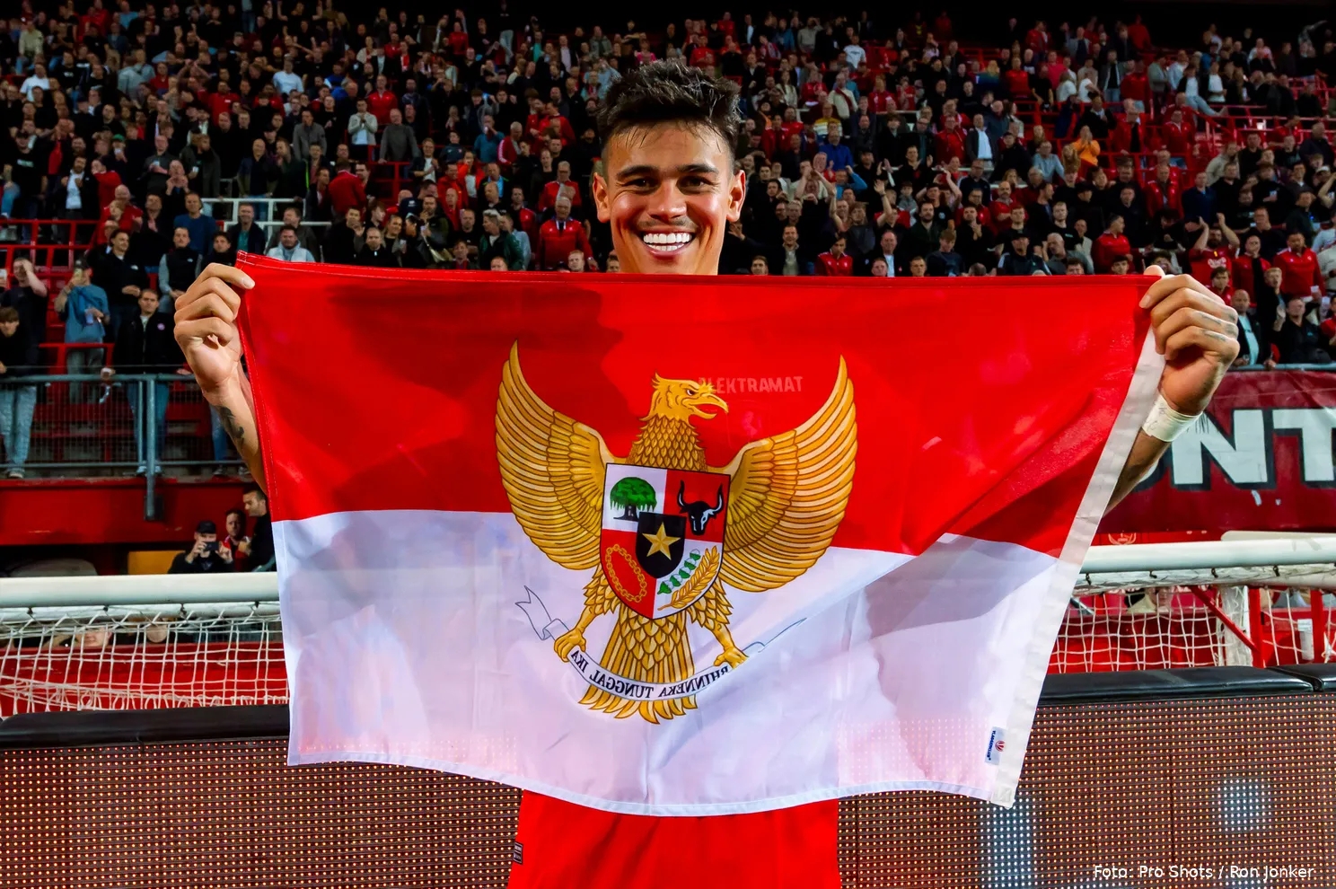 mees hilgers close up indonesie vlag voor vak p supporters fc twente