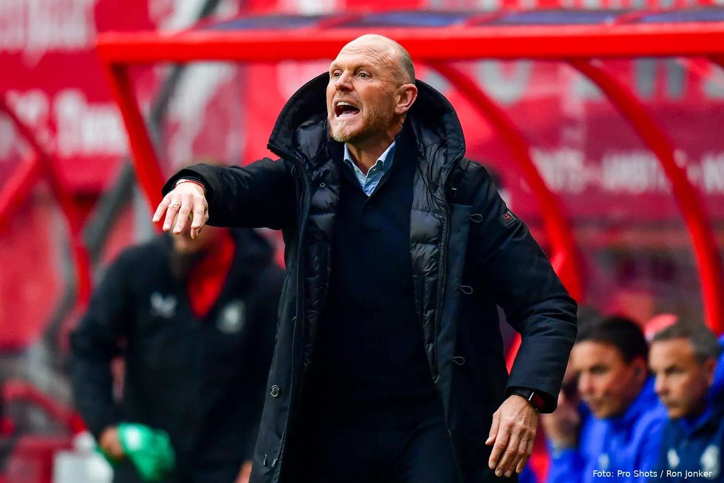 joseph oosting close up wijst aanwijzingen fc twente ajax 2024 2025