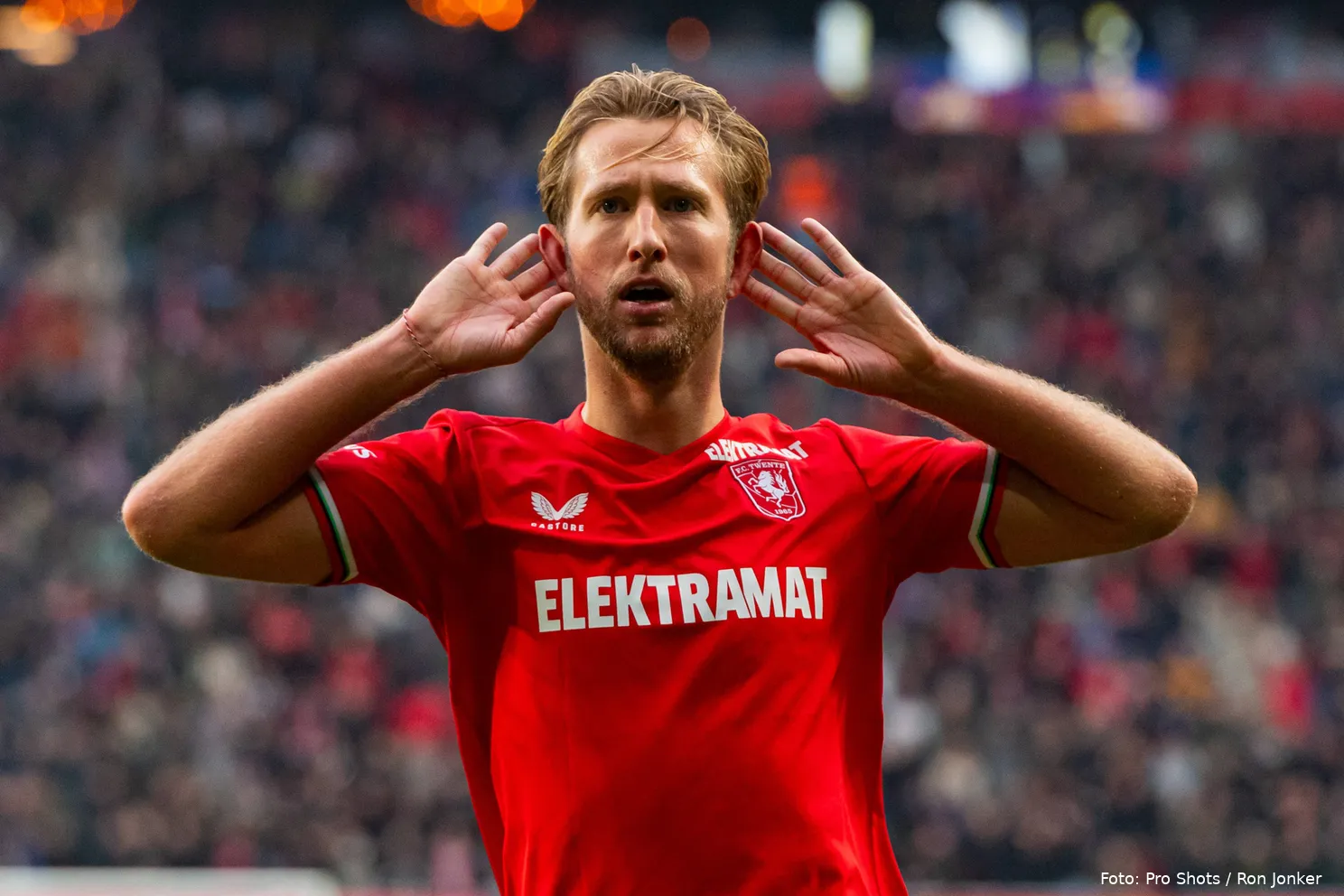 michel vlap handen achter oren fc twente ajax 2024 2025 juichen close upjpg