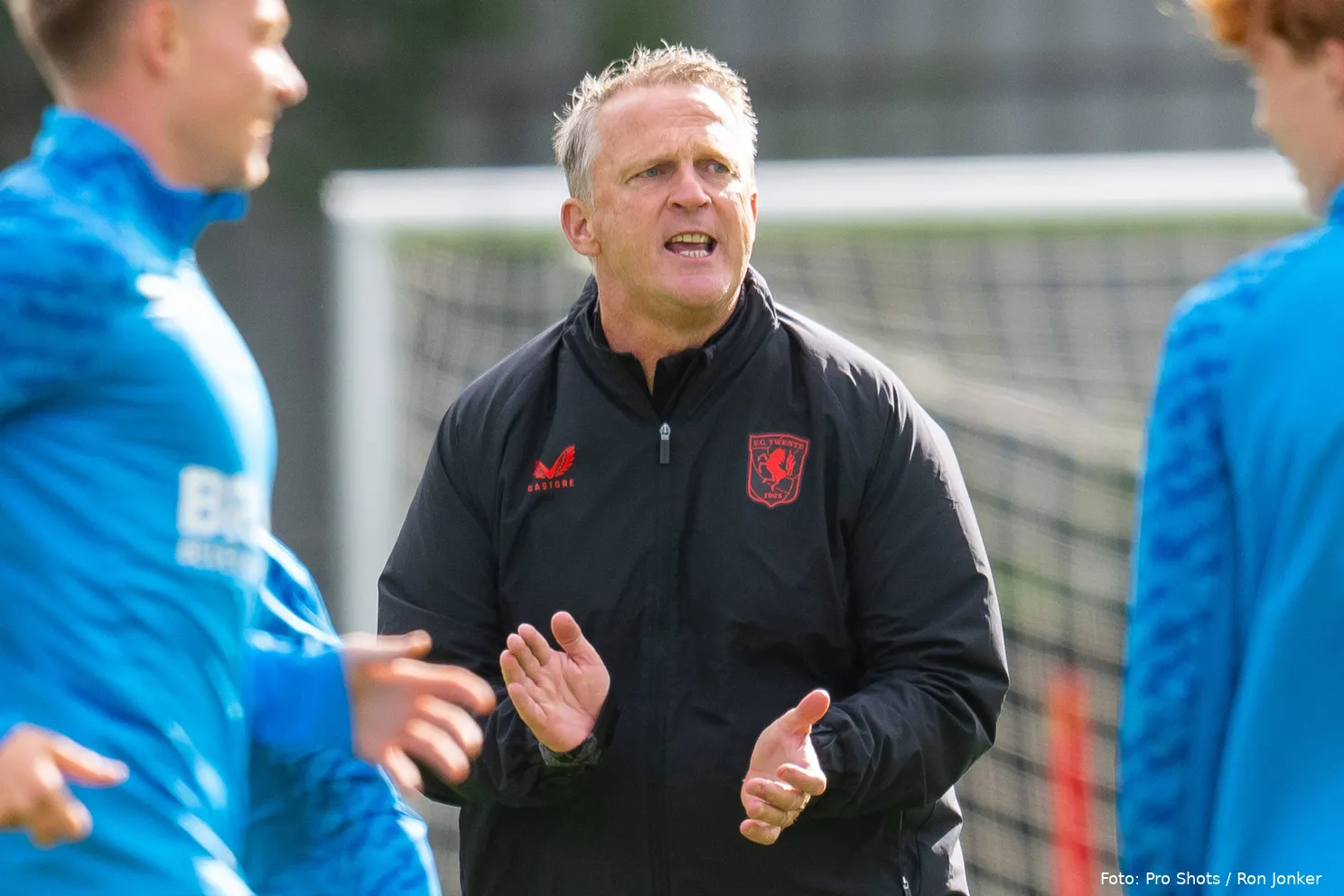 john-van-den-brom-medium-trainer-zweept-handen-klappen-eerste-training-fc-twente-2025-2026