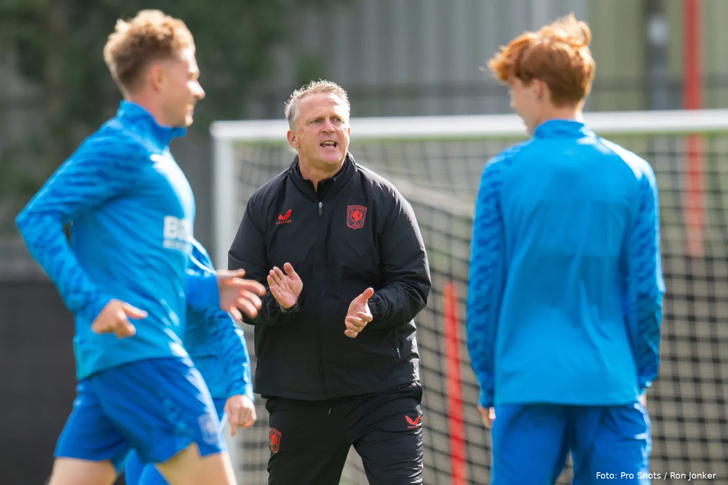 john-van-den-brom-trainer-zweept-handen-klappen-eerste-training-fc-twente-2025-2026