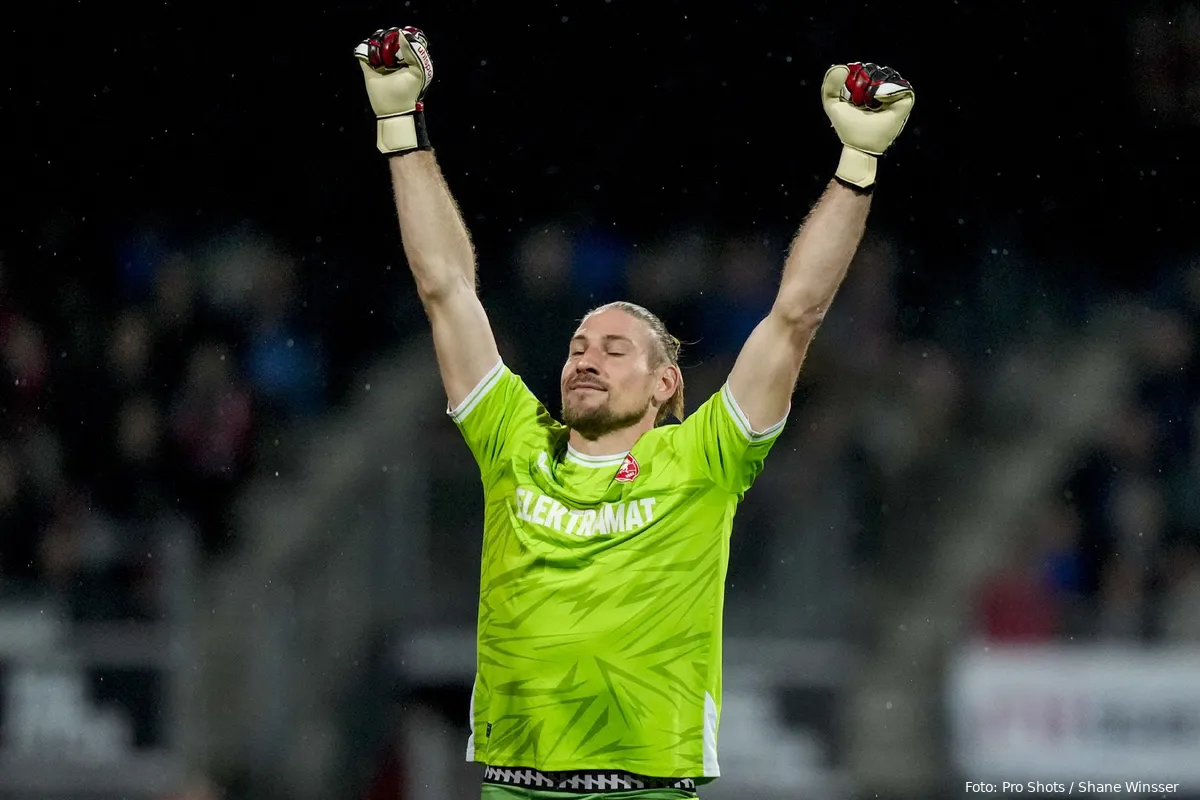lars unnerstall ingezoomd handen in de lucht excelsior fc twente 2023 2024