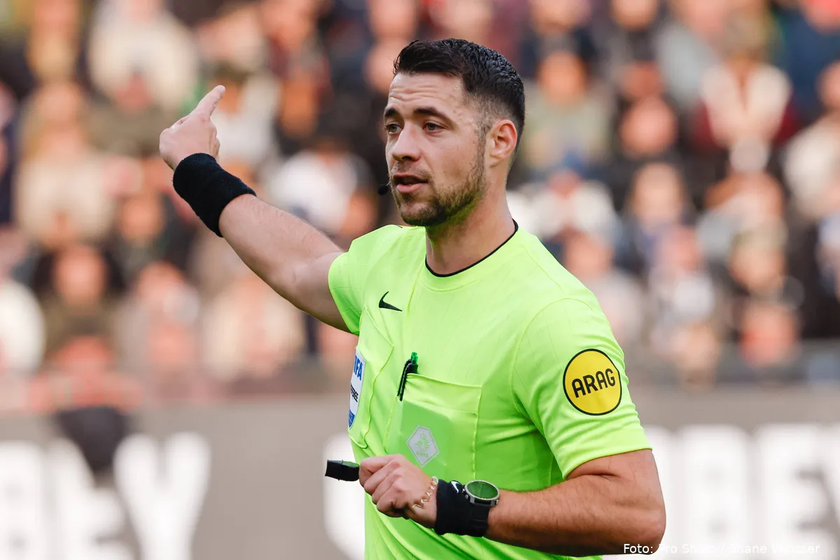marc-nagtegaal-wijst-scheidsrechter-nec-nijmegen-fc-twente-2025-2026