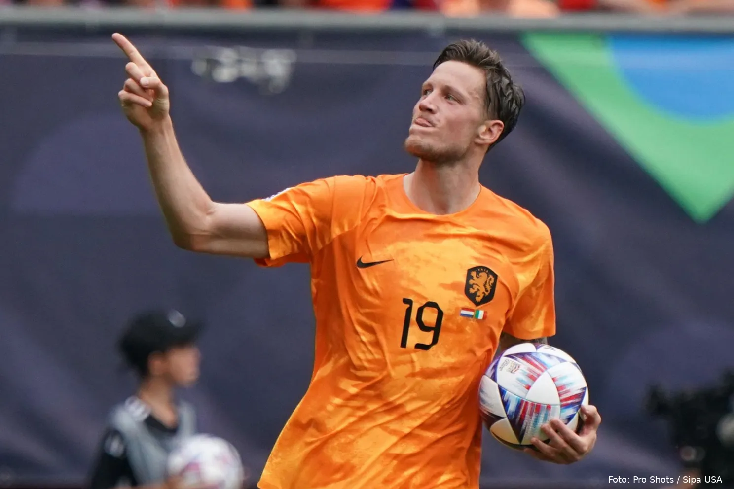 wout weghorst ingezoomd wijst na goal nederland italie in de grolsch veste nations league 2023