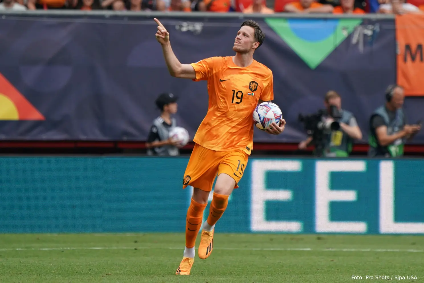 wout weghorst wijst na goal nederland italie in de grolsch veste nations league 2023