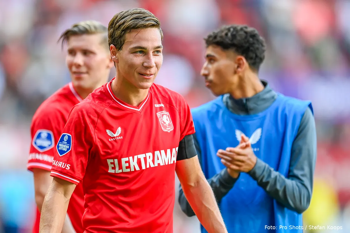 carel eiting lacht fc twente ajax 2023 2024