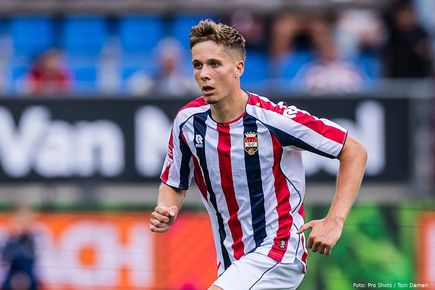 gijs-besselink-ingezoomd-aan-de-bal-rennend-willem-ii-fc-eindhoven-2025-2026
