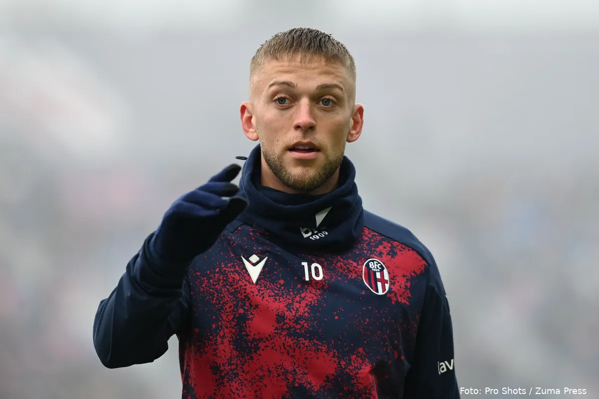 jesper karlsson wijst trainingsshirt bologna fc 2024 2025