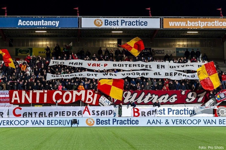FC Twente-supporters hekelen besluit Ajax: "Arrogante zakken"