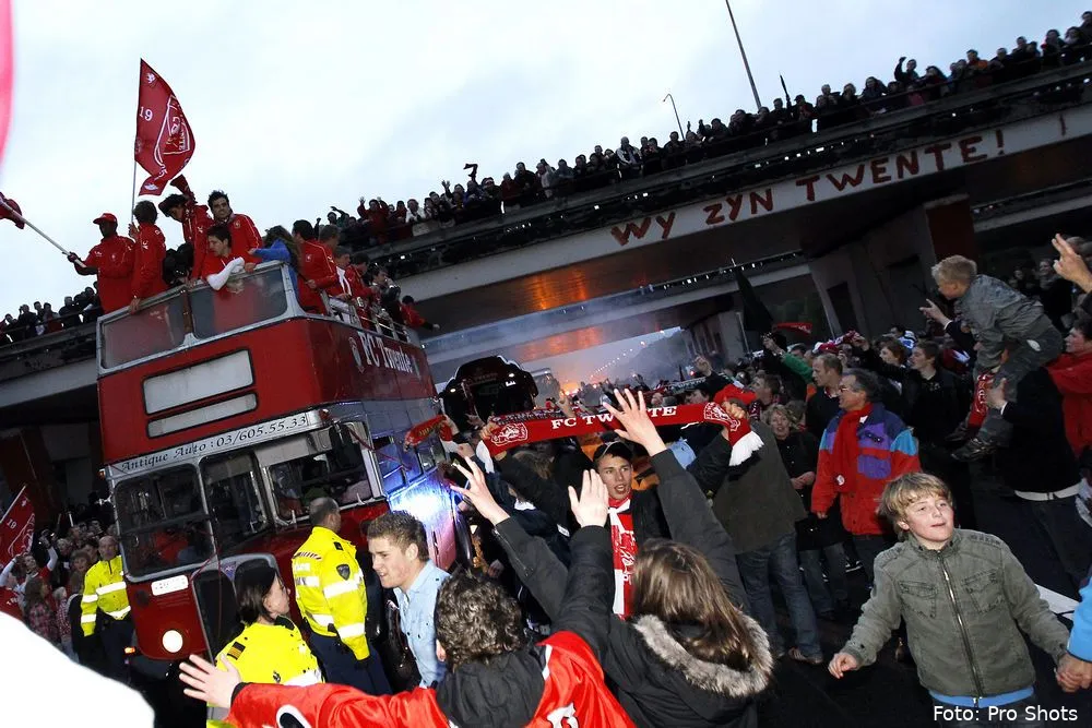 Bizarre taferelen op de A1: Feestende supporters nemen de snelweg over