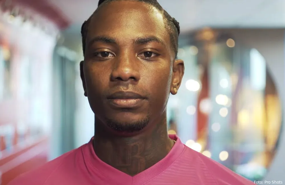 Video: Elia per brancard van het veld met ogenschijnlijk zware blessure