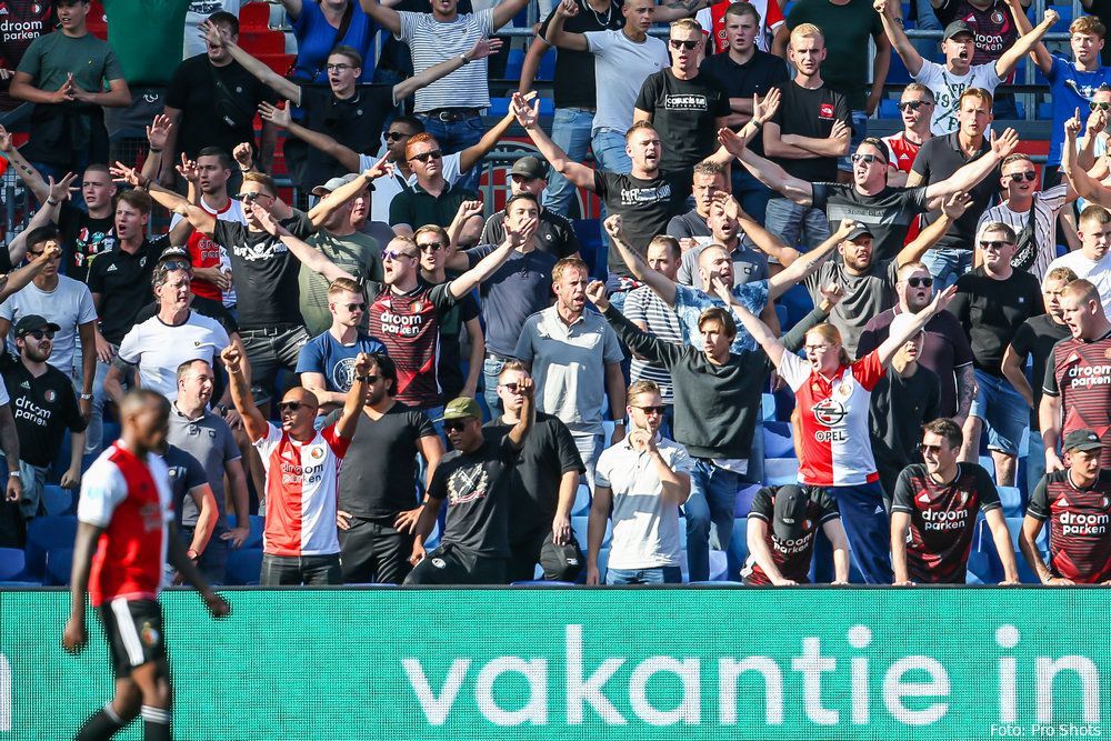 Keiharde kritiek op niveauloze Feyenoord-fans: "90 minuten vuurwerkgeluiden"