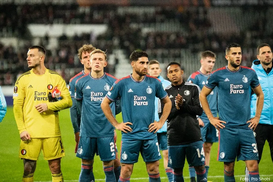 Scouts FC Twente op de tribune bij Europa League-wedstrijd Feyenoord