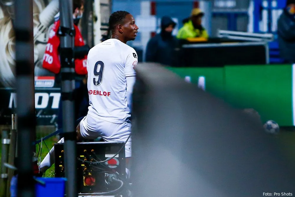 Oud-spits FC Twente zorgt voor hilariteit met plasje langs het veld