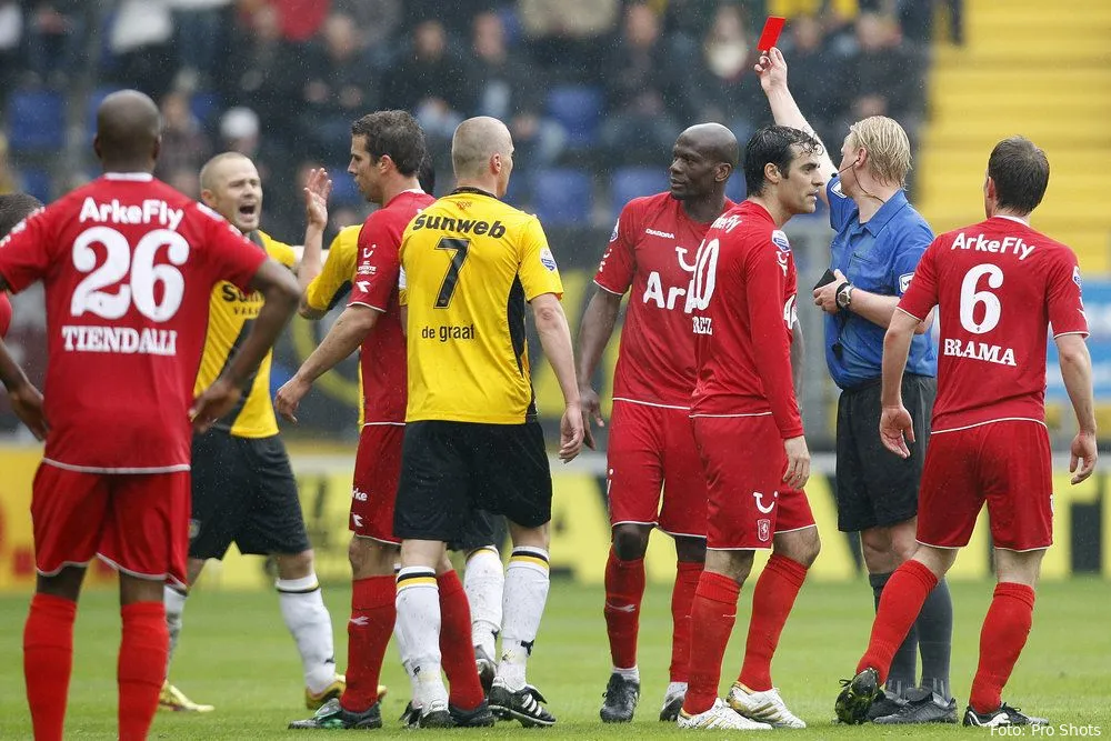 KNVB stelt FC Twente goedgezinde Blom aan als scheidsrechter