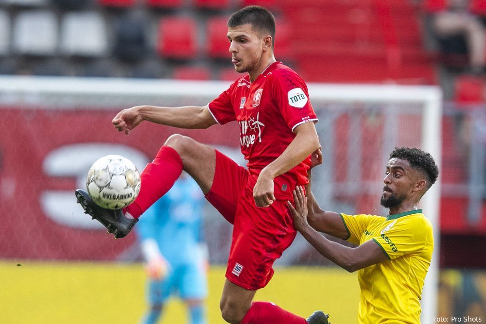 "FC Twente had Selahi het liefst met een verzonnen gebroken teennagel in Enschede gehouden"