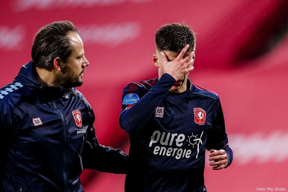 FC Twente onderuit tegen PSV en eindigt de wedstrijd met tien man