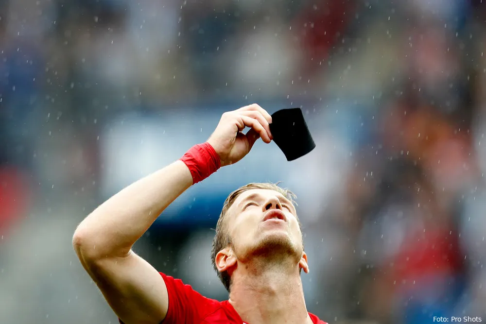 FC Twente draagt rouwbanden tijdens FC Twente - sc Heerenveen