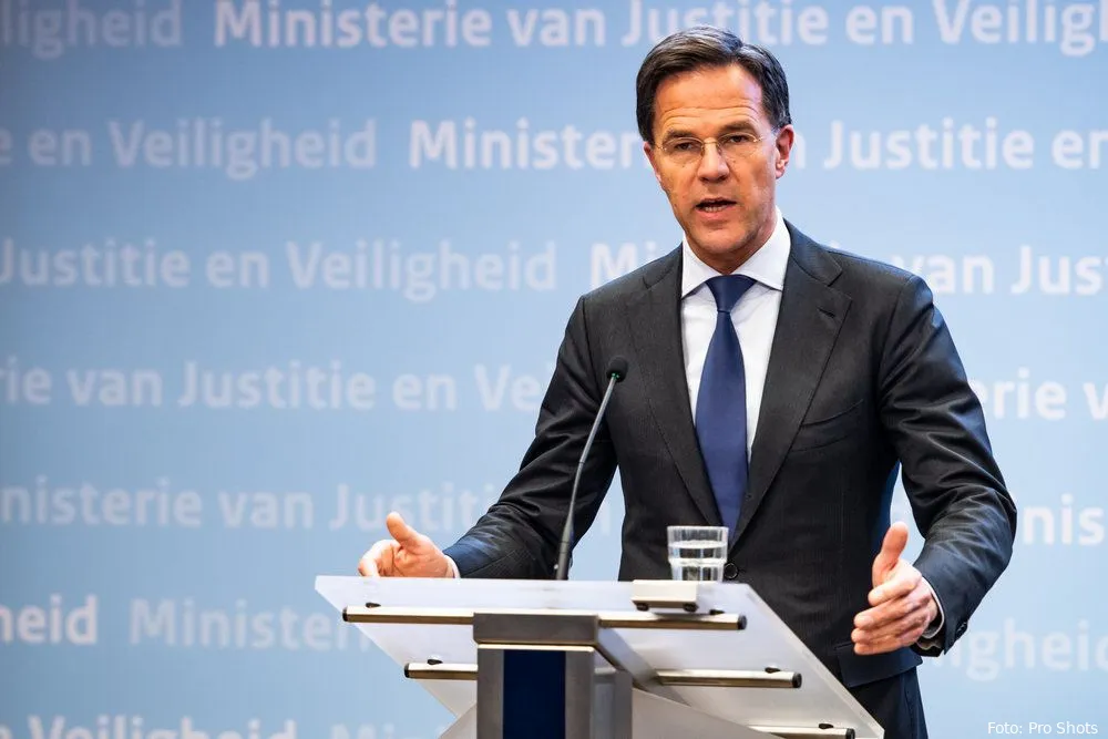 Rutte haalt uit naar schreeuwende supporters: "Je moet je bek houden"