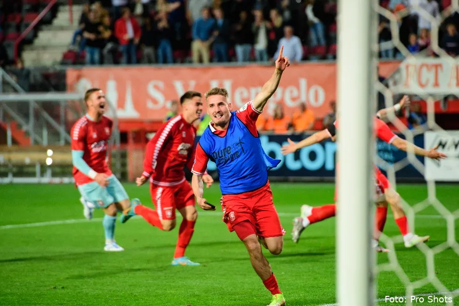 michal sadilek fc twente fc groningen 2021 2022 behalen europees voetbal rennen blijdschap vieren