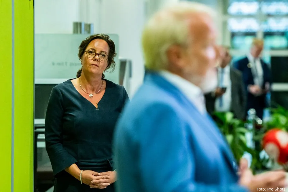 Clubs eredivisie vrouwen in de problemen na beslissing minister Van Ark