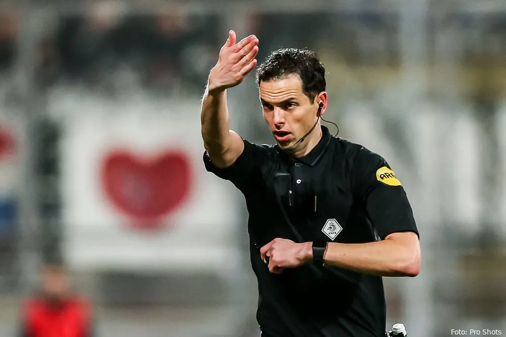 Scheidsrechter Martens over niet afgefloten overtreding: "Voetbal is een contactsport"