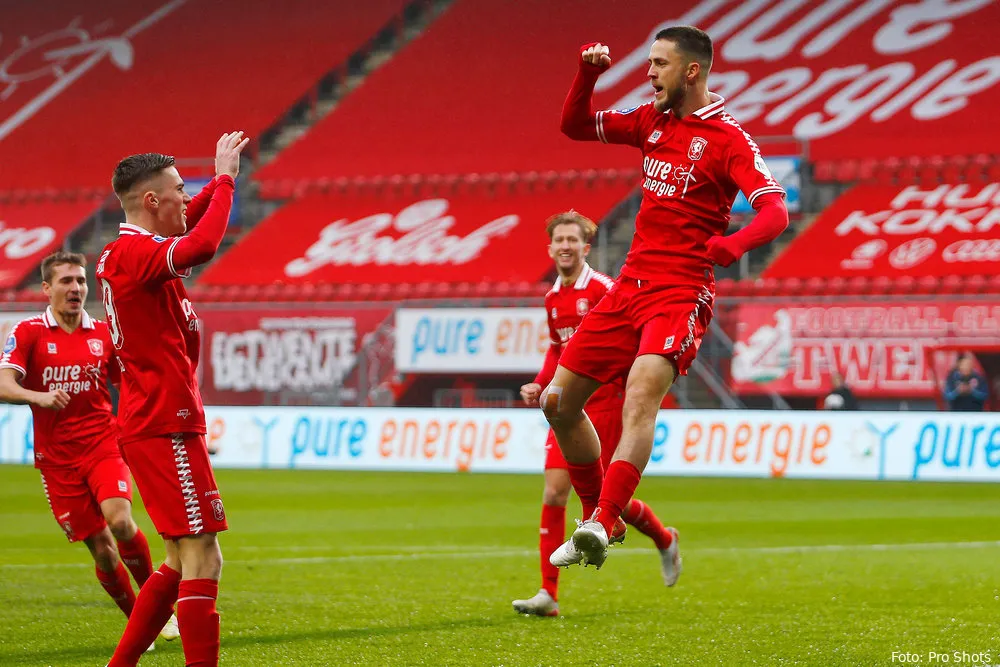 FC Twente pakt cadeautjes uit, 2-0 voor en met 11 tegen 10 naar de tweede helft