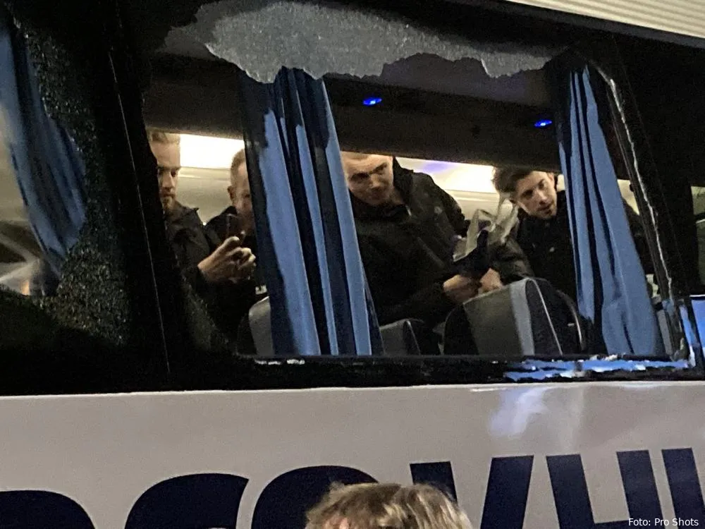 Supportersbussen Heracles bekogeld: "Het was een en al paniek"