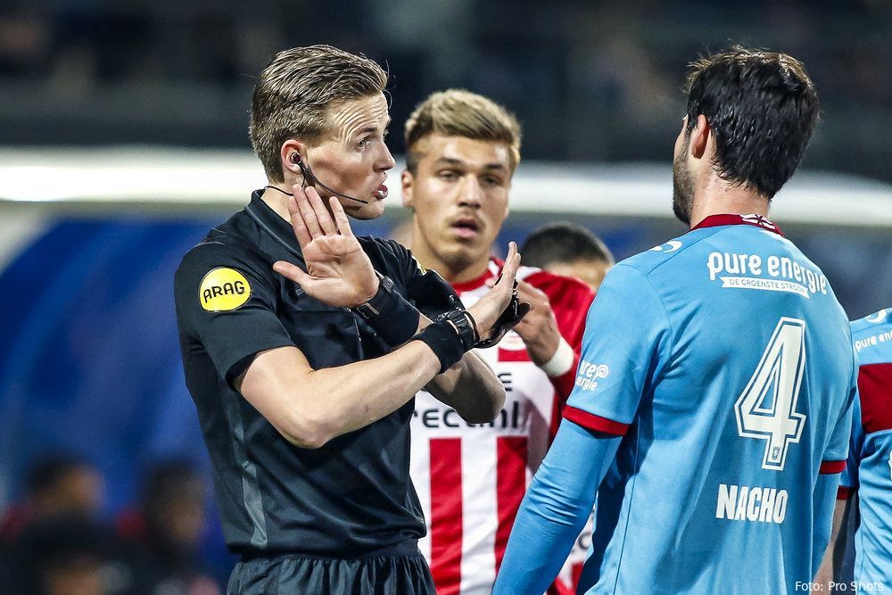 KNVB maakt scheidsrechter en VAR bekend voor Vitesse - FC Twente