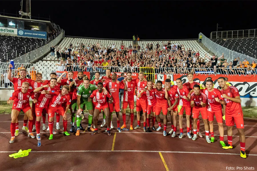 selectie groep juichen vieren met supporters fans belgrado servie fk cukaricki fc twente partizanstadion conference league 2022 2023 awayday team