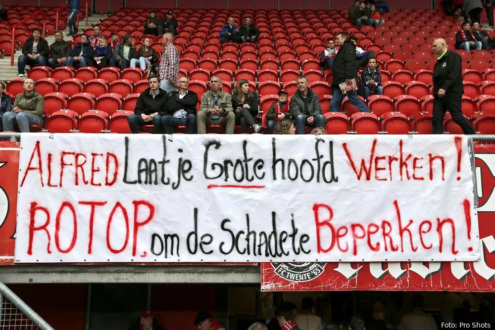 Crisis bij Ajax: Supporters willen kop Schreuder zien rollen #SchreuderOut