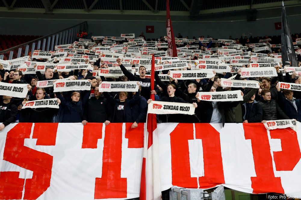 Foto: Twente-supporters protesteren tegen 20:00 uur wedstrijden