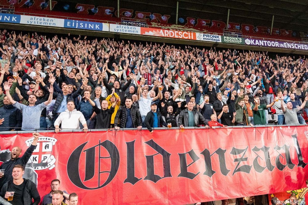 Foto: Fans FC Twente uiten met spandoeken ongenoegen over bierprijzen