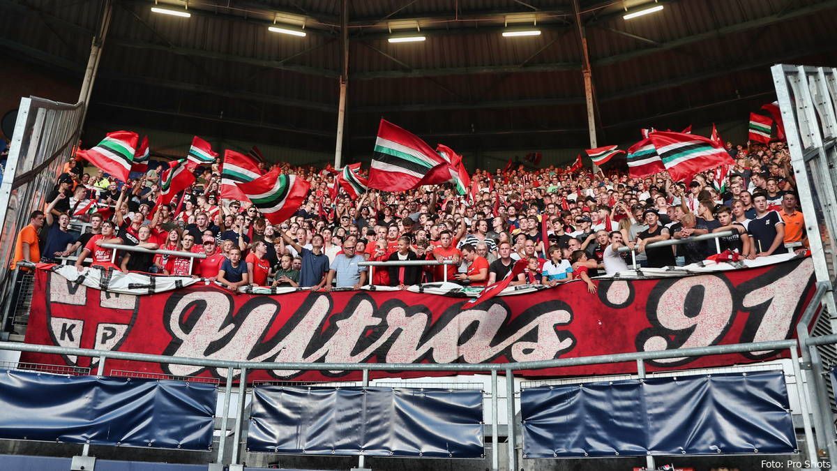 AWAYDAY: FC Twente door goed gevuld uitvak gesteund bij Ajax