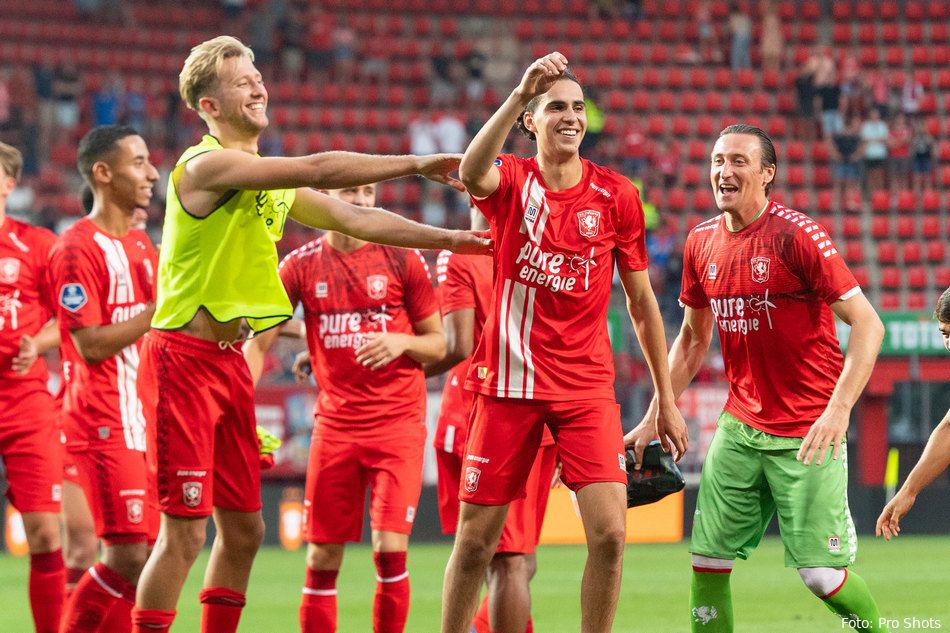 Video: FC Twente-spelers komen aan bij het Stadio Artemio Franchi