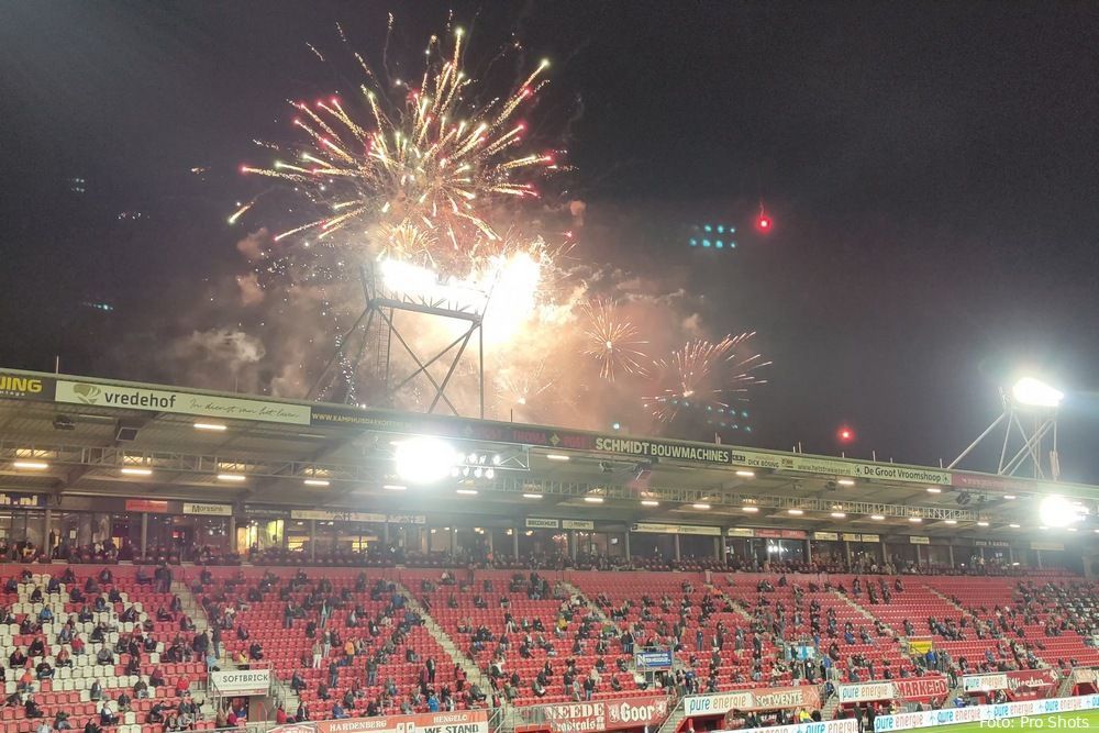 Video: Twente-supporters steunen ploeg met fraaie vuurwerkshow
