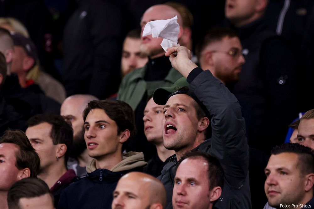 Ajax-fans eisen vertrek Schreuder na puntverlies thuis tegen Vitesse
