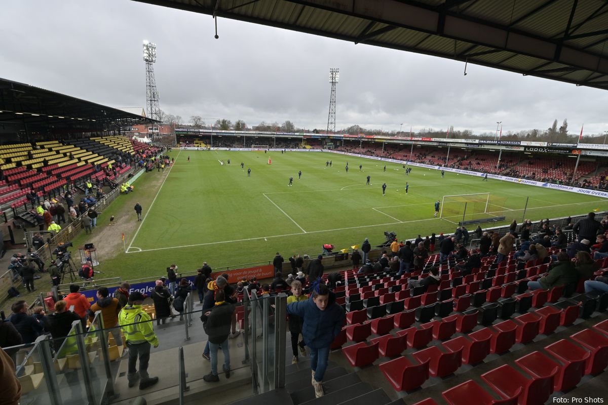 Twente-supporters gooien bier en vuurwerk, Go Ahead-fan aangehouden