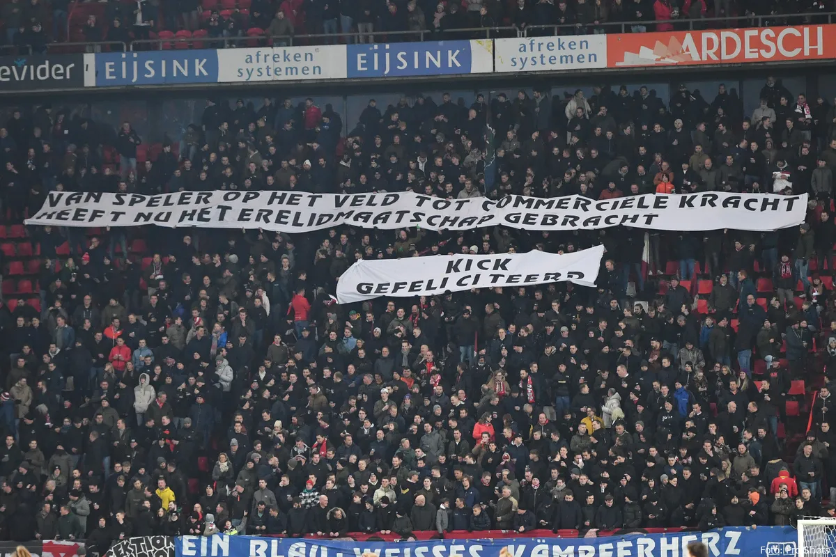 Spandoek: Vak P feliciteert clubicoon Kick van der Vall met erelidmaatschap