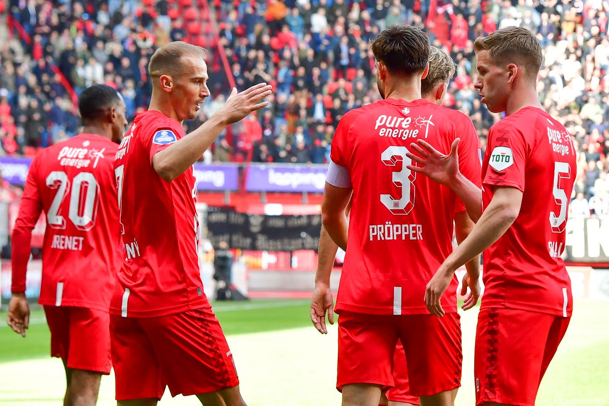FC Twente evenaart record Ajax in weergaloze helft