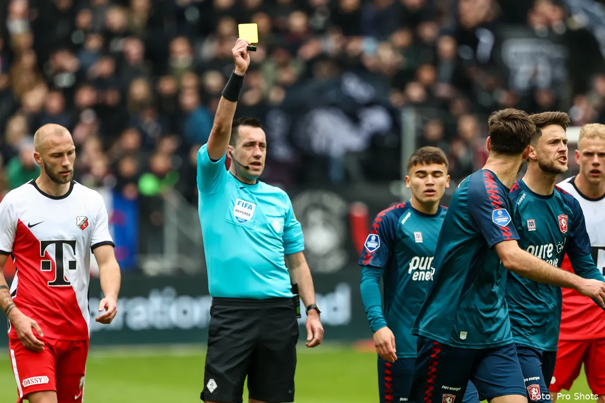 scheidsrechter dennis higler geeft gele kaart fc utrecht fc twente 2022 2023