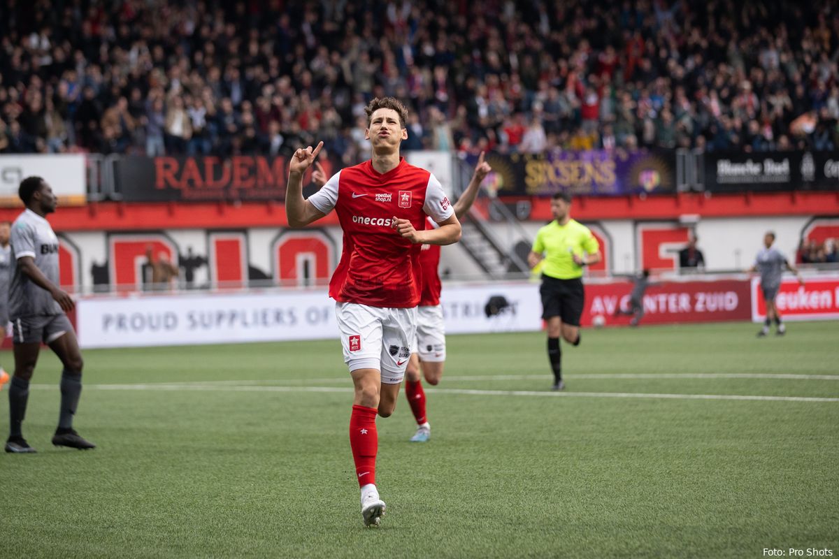 Lachende Van Bommel heeft goed gevoel bij FC Twente, maar houdt kaarten op de borst