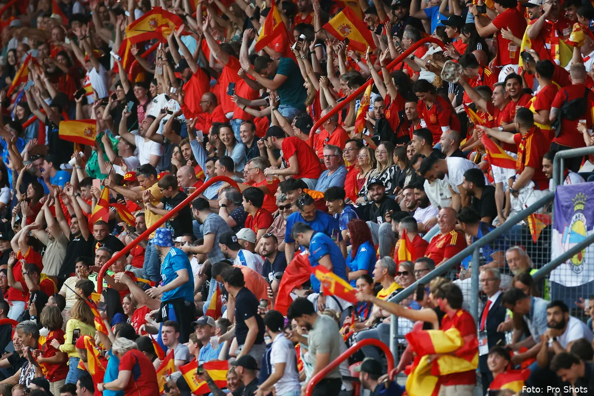 Geweldige video's: Twente-supporters nemen wedstrijd in Nations League over