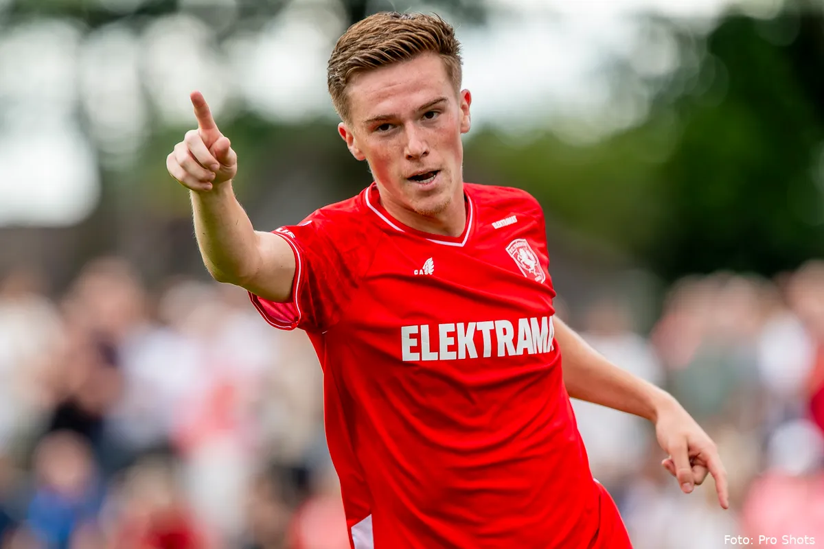 daan rots juicht vinger fc twente odense bk oefenwedstrijd voorbereiding seizoen 2023 2024