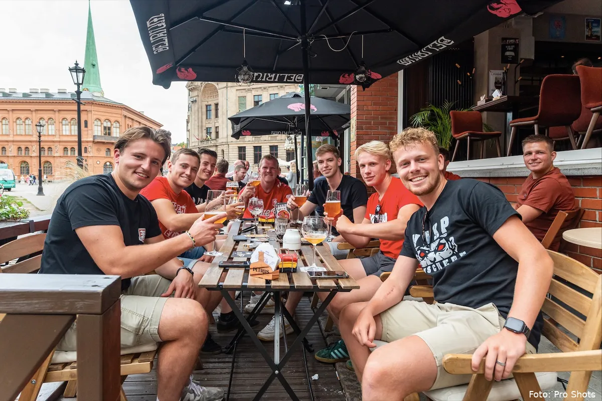 FC Twente-supporters genieten in Riga: "Dan boek ik in het stadion een vlucht naar Istanbul"