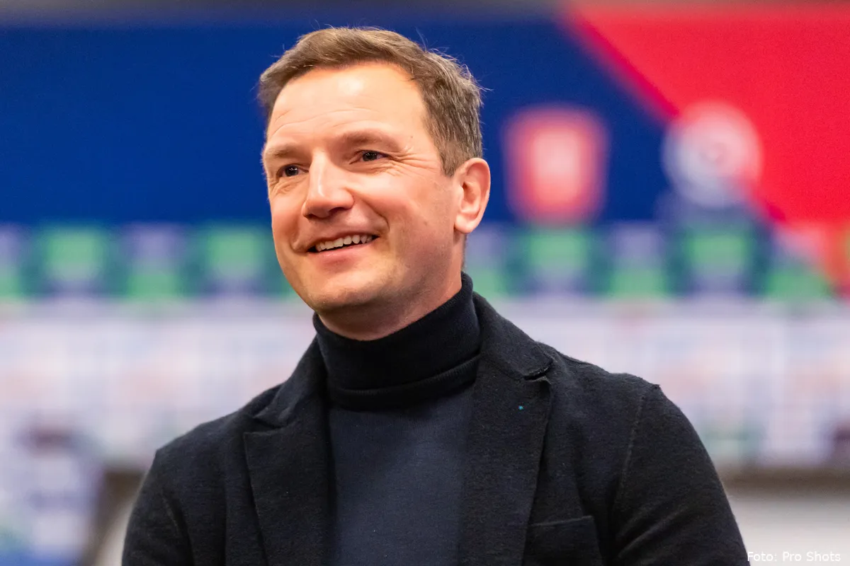 arnold bruggink lacht bij presentatie fc twente 2023