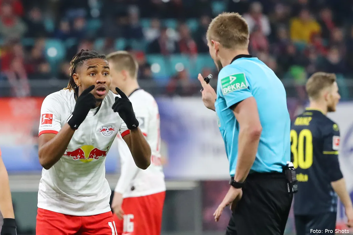 Internationaal onervaren scheidsrechter fluit na kaartenregen FC Twente - FC Riga